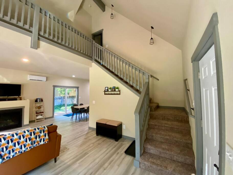 New Modern Cabin! 5Mi To Mt Rainier National Park! Hot Tub & Wifi Ashford Exterior photo
