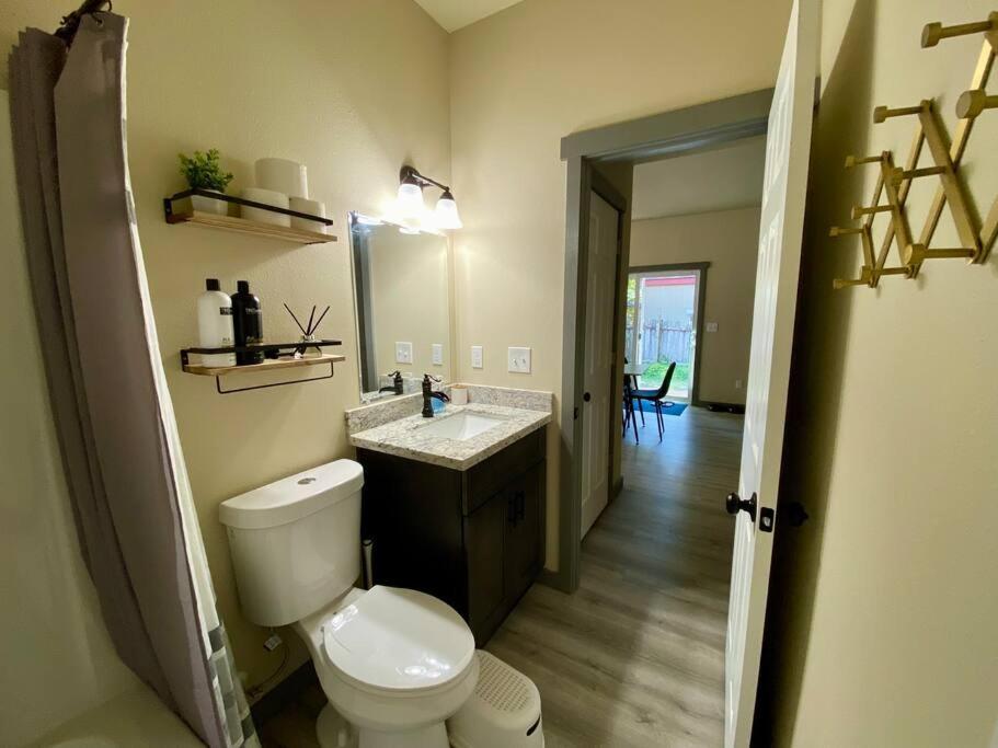 New Modern Cabin! 5Mi To Mt Rainier National Park! Hot Tub & Wifi Ashford Exterior photo